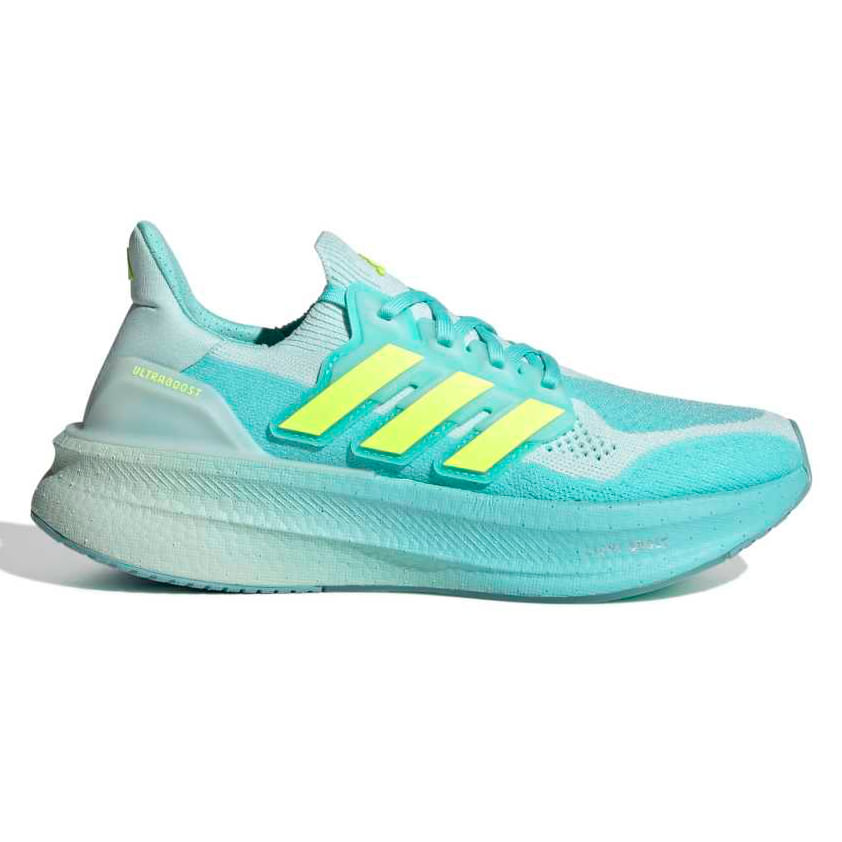 Tênis Adidas Ultraboost 5 feminino verde aqua vista lateral direita com cabedal em mesh e entressola Boost